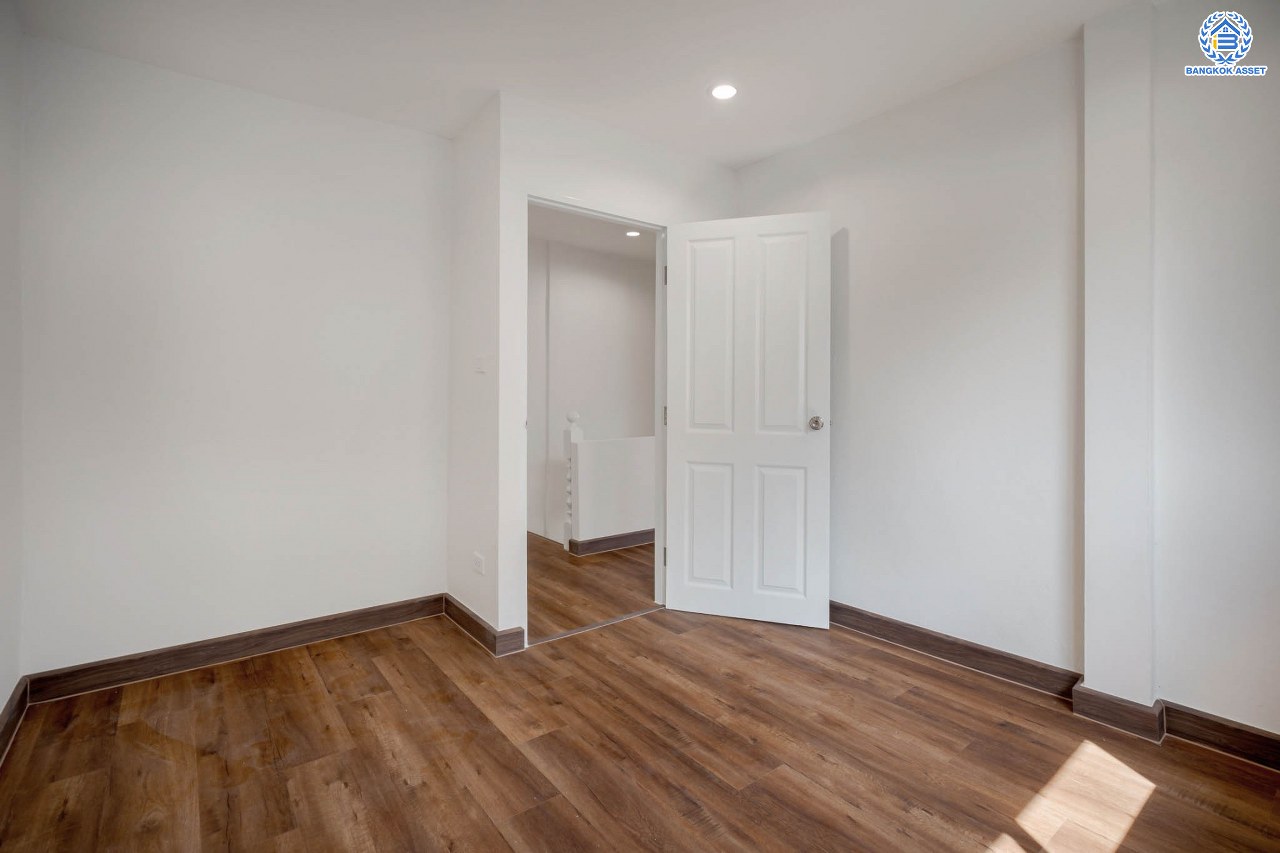 บ้านมือสองตกแต่งใหม่ ทาวน์เฮ้าส์ทำเลโซนเมือง! โครงการ เกร็ดแก้วการ์เด้น รัตนาธิเบศร์ ที่สุดของความคุ้ม! เนื้อที่ 32 ตร.ว. ฟังก์ชันระดับบ้านเดี่ยว 3 ห้องนอน 3 ห้องน้ำ 2 ที่จอดรถ ใกล้ทางด่วน "งามวงศ์วาน" และรถไฟฟ้าสายสีม่วง "สถานีบางกระสอ"